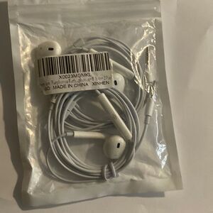 A two pack of premium wired in earphones for iPhone 6,6s,5s